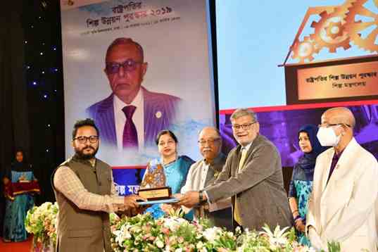 হাই-টেক শিল্পে বিশেষ অবদানঃ ‘রাষ্ট্রপতির শিল্প উন্নয়ন পুরস্কার’ পেলো ওয়ালটন