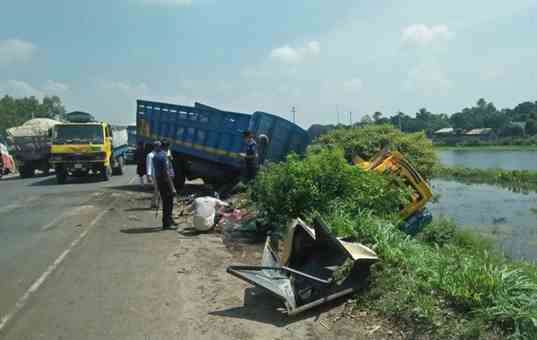 খুলনায় ট্রাকচাপায় প্রাণ গেল যুবকের