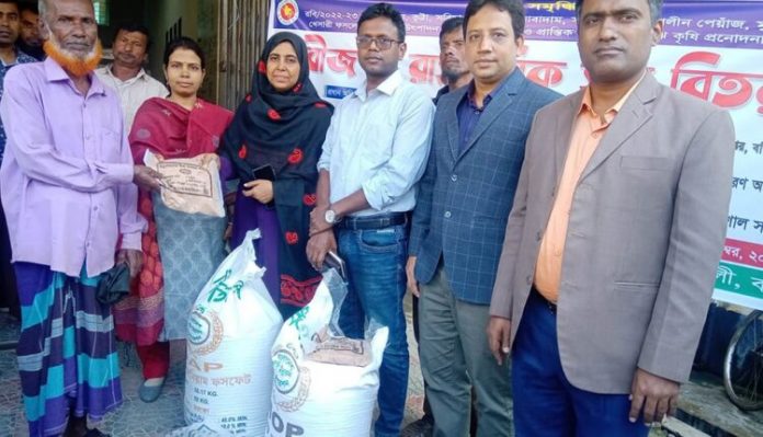 বরিশালে কৃষকদের মাঝে বীজ ও সার বিতরণ