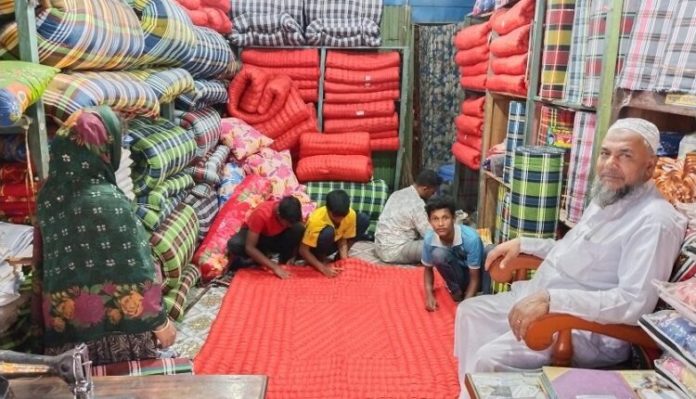 কুলিয়ারচরে ব্যস্ত সময় পার করছে লেপ-তোষক কারিগররা