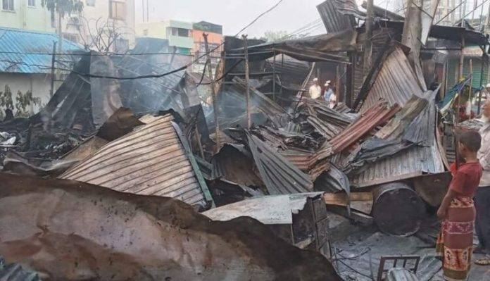 চাটখিলে মধ্যরাতের আগুনে পুড়ে গেল ৯টি দোকান