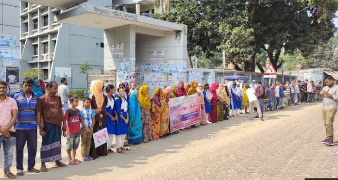 গ্রেফতার ১, প্রতিবাদে গ্রামবাসীর মানববন্ধন