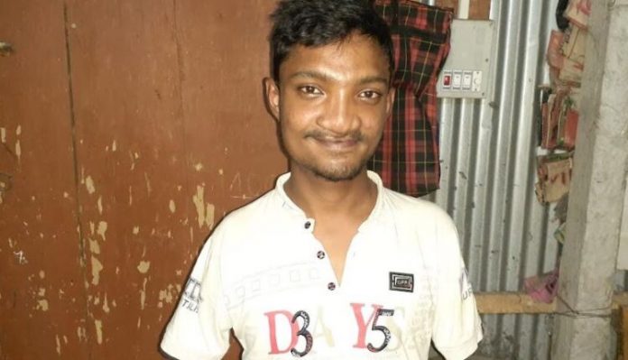 পা দিয়ে লিখে জিপিএ-৫ পেয়েছে মানিক