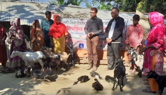 বিনা মূল্যে সবজি বীজ সার গৃহপালনে উপকরন বিতরন