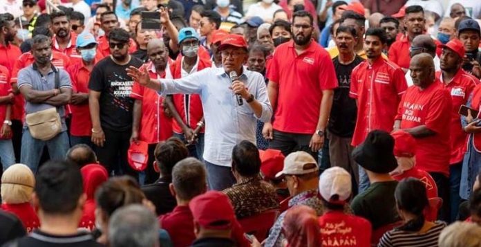 মালয়েশিয়ার নির্বাচনে এগিয়ে আনোয়ার ইব্রাহিম