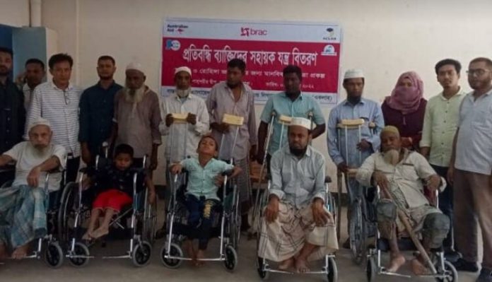 শারীরিক প্রতিবন্ধীদের হুইলচেয়ার প্রদান