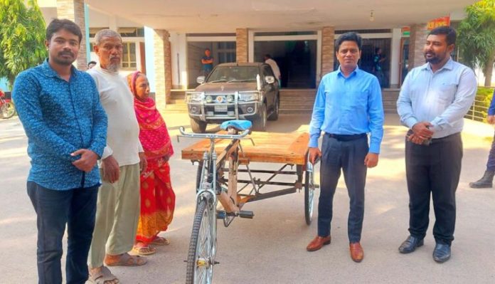 আব্দুর রউফকে নতুন ভ্যান উপহার দিলো সাতক্ষীরার ডিসি