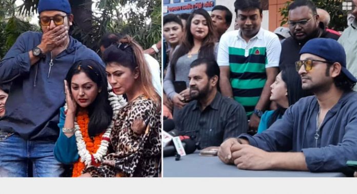 ঢোল বাজিয়ে ঘোড়ার গাড়িতে চড়িয়ে নিপুণকে বরণ