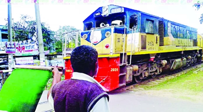 দায়িত্বে অবহেলার দায়ে গেটম্যান বরখাস্ত