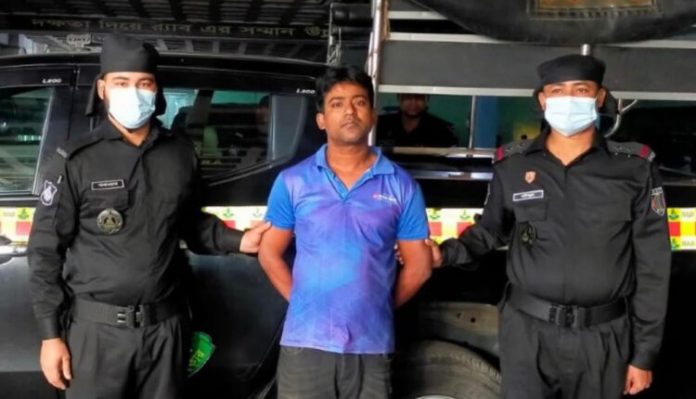 ৭ বছরের সাজাপ্রাপ্ত পলাতক আসামীকে গ্রেফতার করছে র‍্যাব-৩