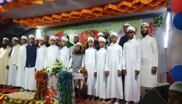 বুড়িচংয়ে হাফেজ ছাত্রদের পাগড়ী প্রদান