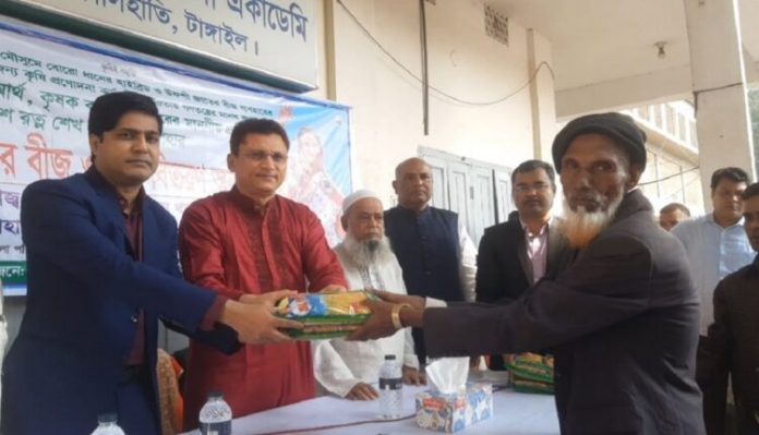 কালিহাতীতে কৃষকের মাঝে বিনামূল্যে বোরো ধানের বীজ ও সার বিতরণ