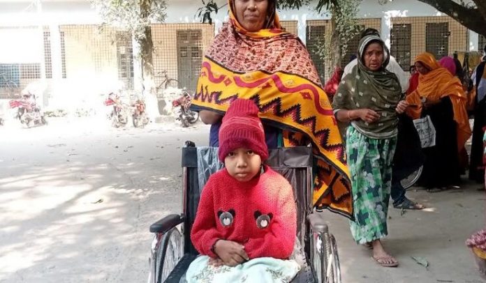 লেখাপড়া করতে চায় প্রতিবন্ধী রজনী