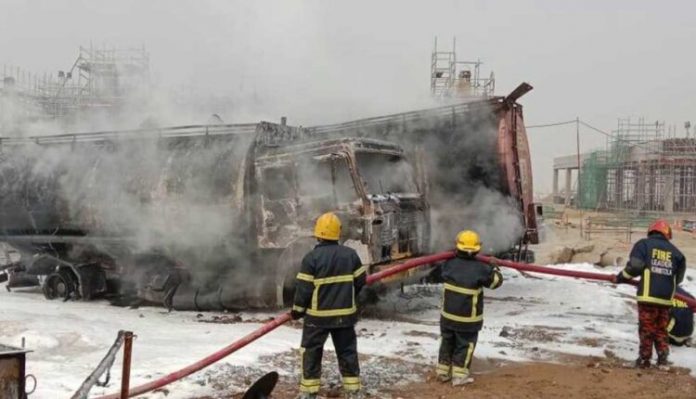 বিমানবন্দরে তেলবাহী গাড়িটিতে আগুন