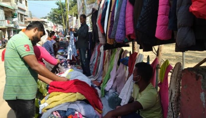 শীতবস্ত্রের বিক্রি বেড়েছে ফুটপাতে