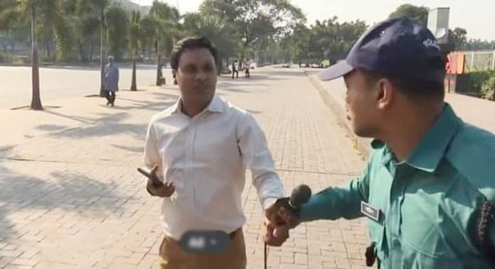 সাংবাদিককে হেনস্তা করায় কনস্টেবল বরখাস্ত
