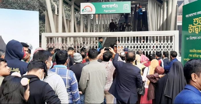 ঢাকার বাইরে থেকেও আসছেন মেট্রোরেলে চড়তে
