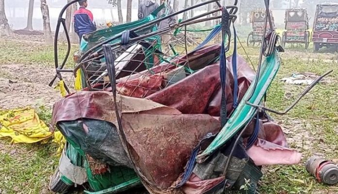 গাইবান্ধায় বাসের ধাক্কায় নিহত ৪