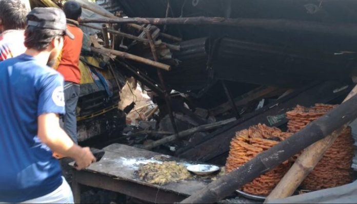 খাবার হোটেলে কাভার্ডভ্যান, বাবা-ছেলেসহ নিহত ৫