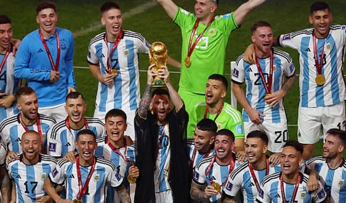 messi-trophy2-2212181850.jpg মেসির হাতেই স্বপ্নের শিরোপা