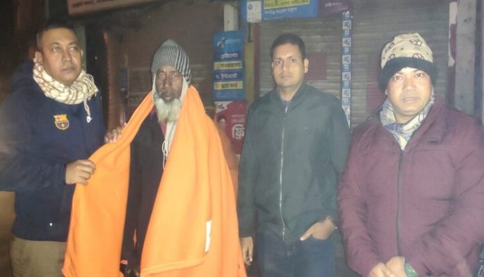 লালমনিরহাটে রাতের আঁধারে স্টেশন ছিন্নমুলদের কম্বল দিলেন এসপি