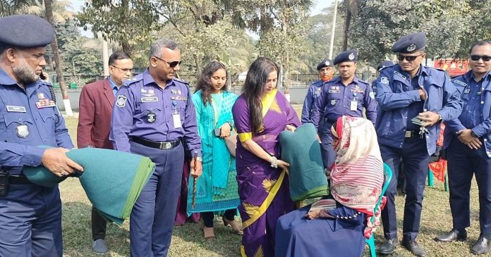 542.jpg পুলিশ নারী কল্যাণ সমিতির পক্ষ থেকে কম্বল পেল ৩০০ শীতার্ত