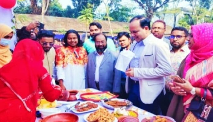 পিঠা উৎসবে মেতে উঠলো নাসিরাবাদ কলেজের শিক্ষক-শিক্ষার্থীরা