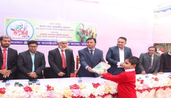 কোমলমতি শিক্ষার্থীদের হাতে নতুন বই তুলে দিলেন প্রশাসক