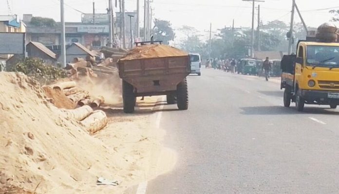 সরাইলে ইট বালু ব্যবসায়ীদের দখলে সড়ক ও মহাসড়ক