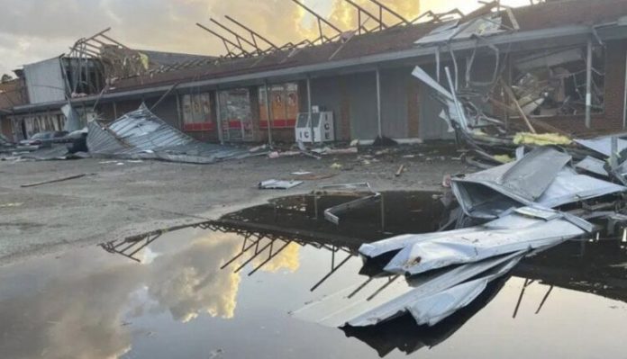 যুক্তরাষ্ট্রে টর্নেডোর আঘাতে সাত জনের মৃত্যু