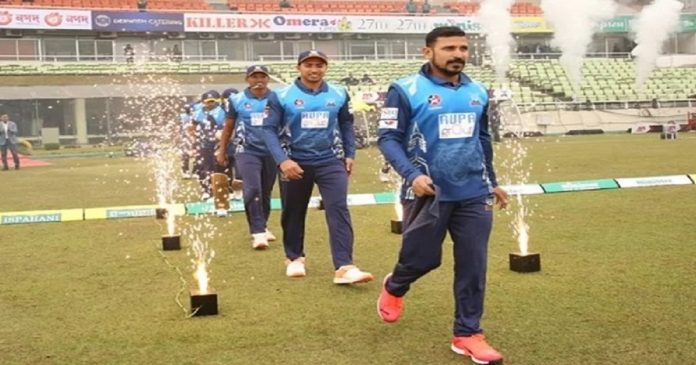 টসে জিতে বোলিংয়ে ঢাকা