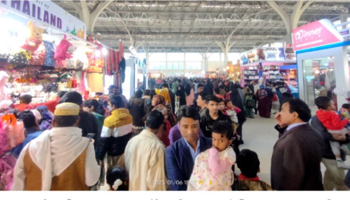 ছুটির দিনে বাণিজ্য মেলায় উপচে পড়া ভিড়