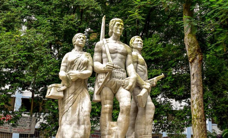 বাঙালির অদম্য শক্তির প্রতীক যে ভাস্কর্য