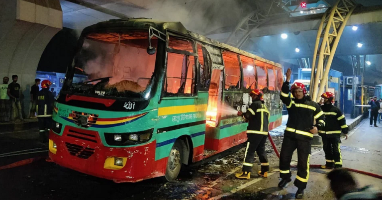 গুলিস্তানে যাত্রীবাহী বাসে আগুন