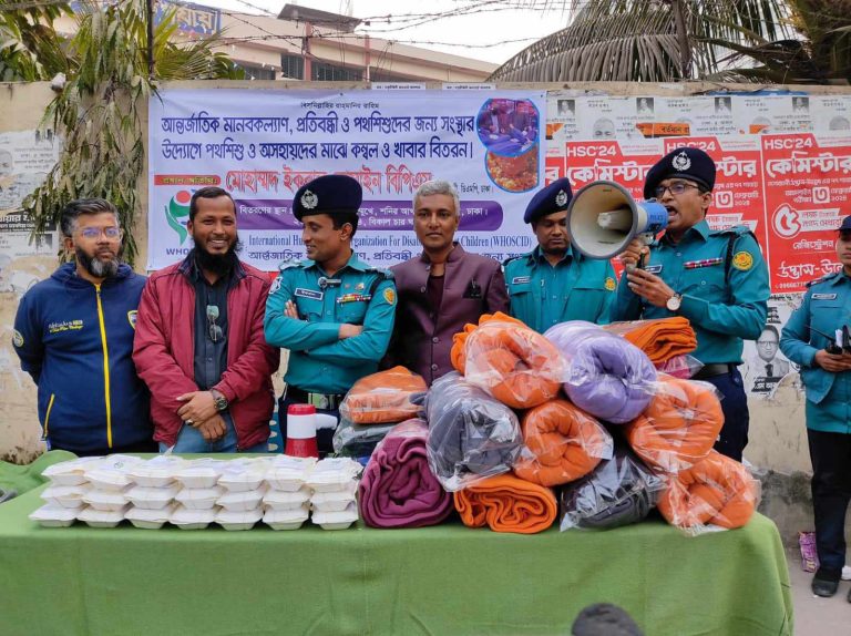 শনির আখরায় আন্তর্জাতিক মানব কল্যাণ প্রতিবন্ধী ও পথশিশুদের সংস্থার উদ্যোগে পথশিশু ও অসহায়দের মাঝে কম্বল ও খাবার বিতরণ