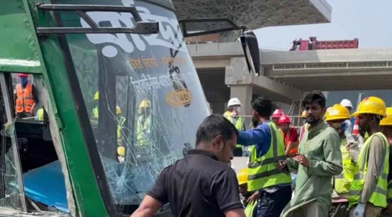 শাহজালাল এয়ারপোর্টের থার্ড টার্মিনালের দেয়াল ভেঙে ঢুকে গেলো রাইদা বাস, নিহত ১ জন ইঞ্জিনিয়ার