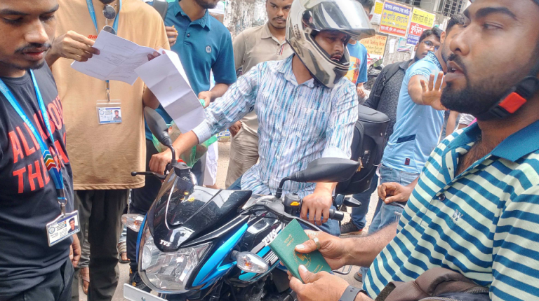 টিকিট-পাসপোর্ট দেখামাত্রই ফ্লাইটের যাত্রীদের গাড়ি ছাড়ছেন শিক্ষার্থীরা