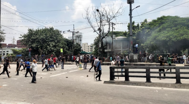 রামপুরায় পুলিশের সঙ্গে শিক্ষার্থীদের ব্যাপক সংঘর্ষ