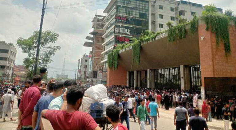 নতুন বাজার থেকে রামপুরা ব্রিজ পর্যন্ত সড়কে আন্দোলনকারীরা