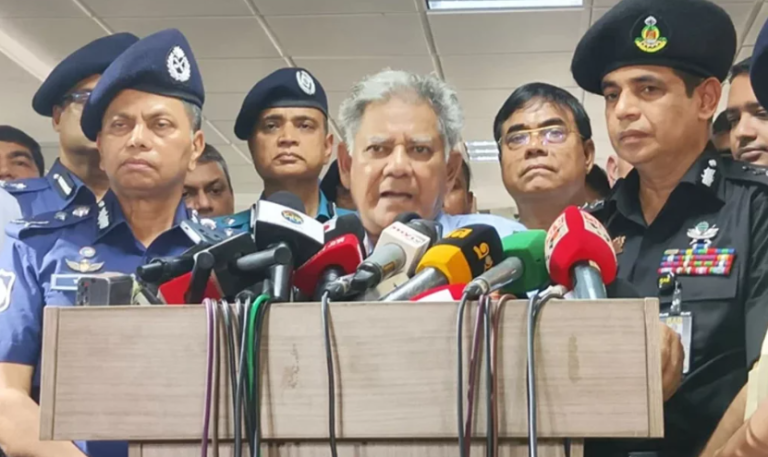 বৃহস্পতিবারের মধ্যে কোনো পুলিশ চাকরিতে যোগ না দিলে ধরে নেয়া হবে তাঁরা চাকরি করতে ইচ্ছুক নন: স্বরাষ্ট্র উপদেষ্টা