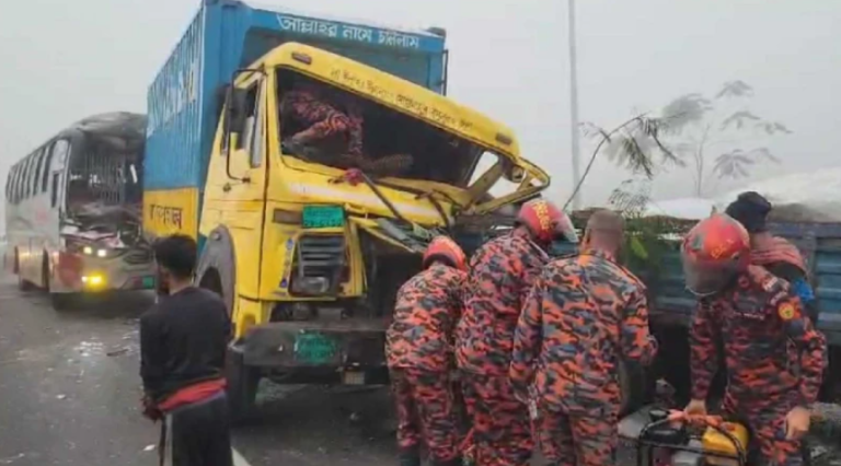 ঢাকা-মাওয়া এক্সপ্রেসওয়েতে ঘন কুয়াশায় পাঁচ যানবাহনের সংঘর্ষ, আহত ২০