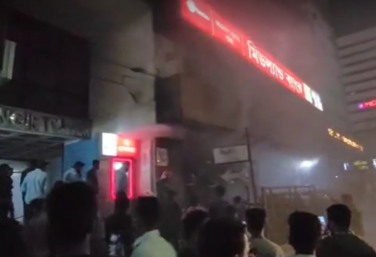 কারওয়ান বাজারে একুশে টিভি ভবনে আগুন, ঘটনাস্থলে ফায়ার সার্ভিস