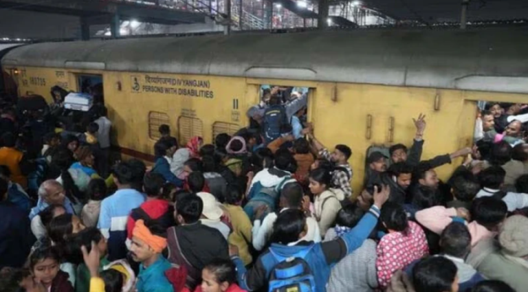 কুম্ভমেলায় যাওয়ার পথে নয়াদিল্লি স্টেশনে পদদলিত হয়ে ১৮ জনের মৃত্যু