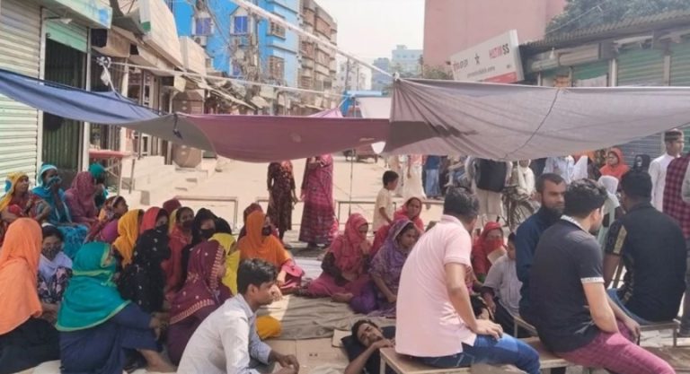গাজীপুরে পোশাক শ্রমিকদের বিক্ষোভ ও সড়ক অবরোধ, বকেয়া বেতন-বোনাস পরিশোধের দাবি