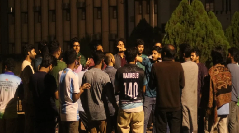 আওয়ামী লীগ নিষিদ্ধের দাবিতে রাজশাহী বিশ্ববিদ্যালয়ে বিক্ষোভ