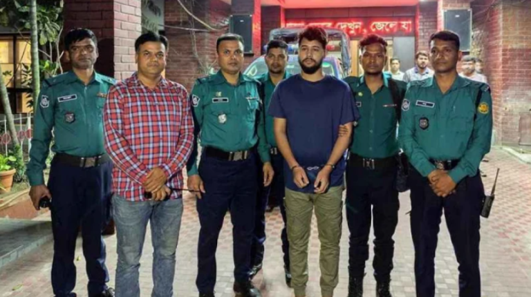 চট্টগ্রামের শীর্ষ সন্ত্রাসী ছোট সাজ্জাদ গ্রেপ্তার, পুলিশের কাছে হস্তান্তর