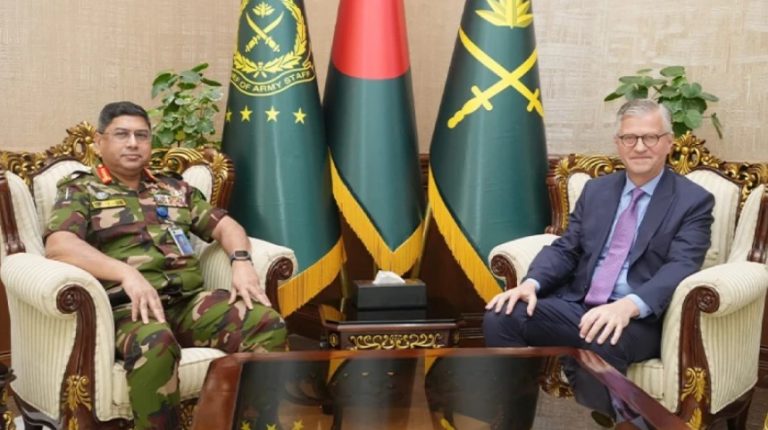 সেনাপ্রধানের সঙ্গে সাক্ষাতে জাতিসংঘ শান্তিরক্ষা মিশনে বাংলাদেশের অবদানের প্রশংসা জ্যাঁ-পিয়ের লাক্রোয়ার