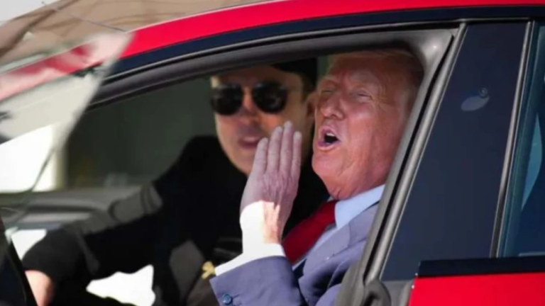 নতুন রাজনৈতিক দল গঠনের ঘোষণা দিয়ে ট্রাম্পের তোপের মুখে ইলন মাস্ক