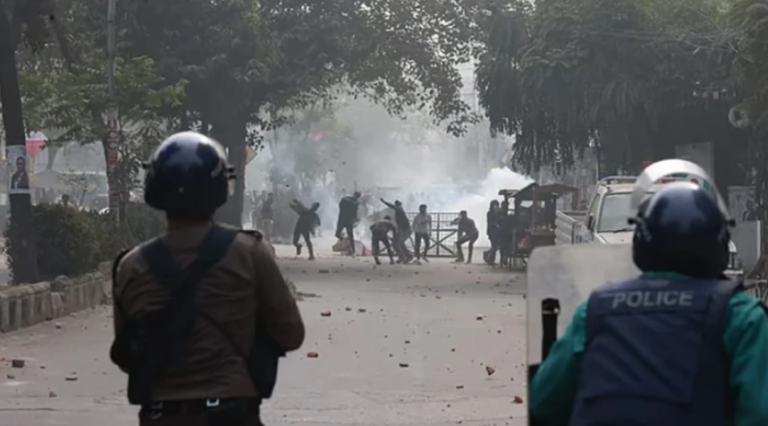 কারওয়ান বাজারে মোবাইল ব্যবসায়ীদের সাথে পুলিশের সংঘর্ষ, পরিস্থিতি উত্তপ্ত